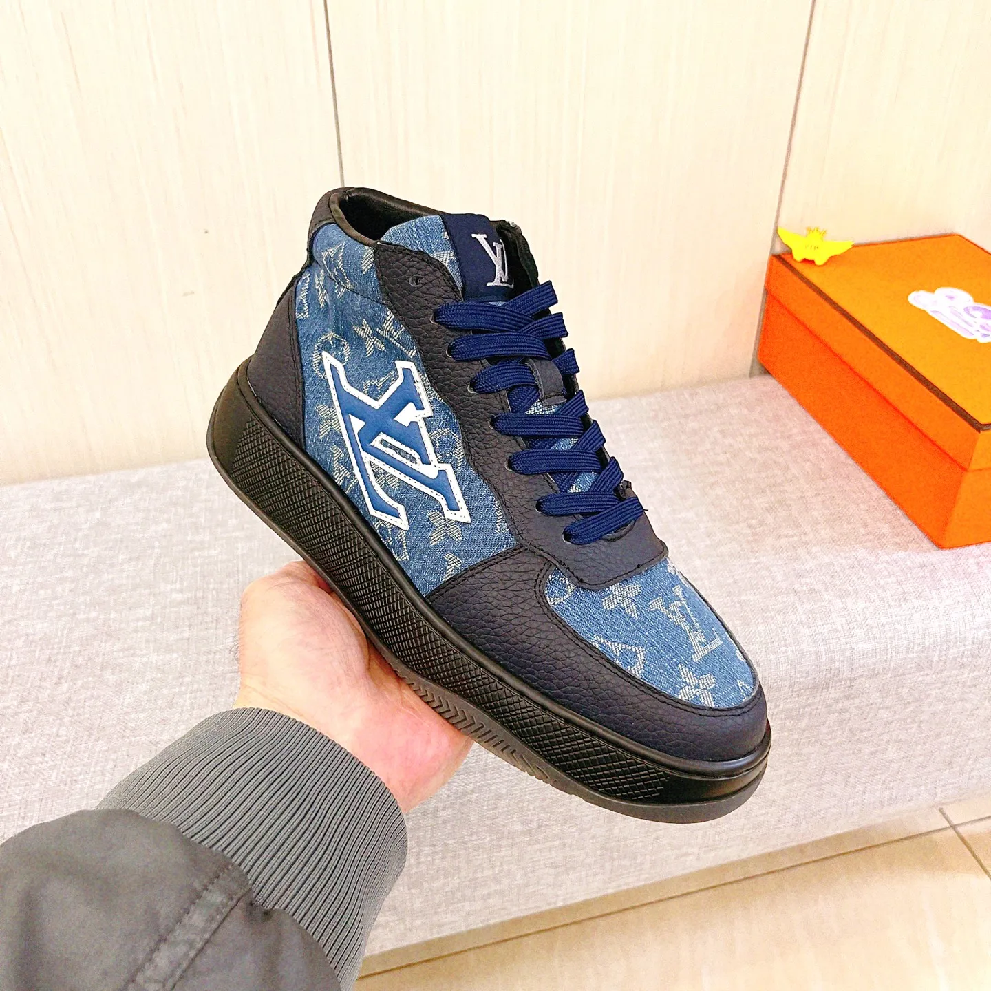 Men's shoes💰 460💰[LV]🔥Louis Vuitton, high-end men's shoes brand, official website 1:1 latest masterpiece: the upper is made of Italian imported first-layer cowhide with a comfortable and breathable lining➕original non-slip and wear-resistant outsole🔥, making walking more convenient and comfortable! An exclusive new model, a stunning work, a beautiful 1:1 replica [color] compared to the official quality! Create a fashionable personality to set off your uniqueness! A must-have for trendy men! Classic🔥Size: 38-44 Color: 🔥Multiple colors available🔥